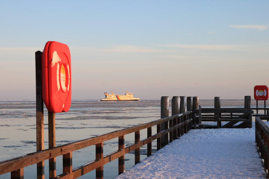 Wyk auf Fhr am 25.12.2010, dem ersten Weihnachtstag - im Hintergrund nimmt die MS Rungholt Kurs aufs Festland.