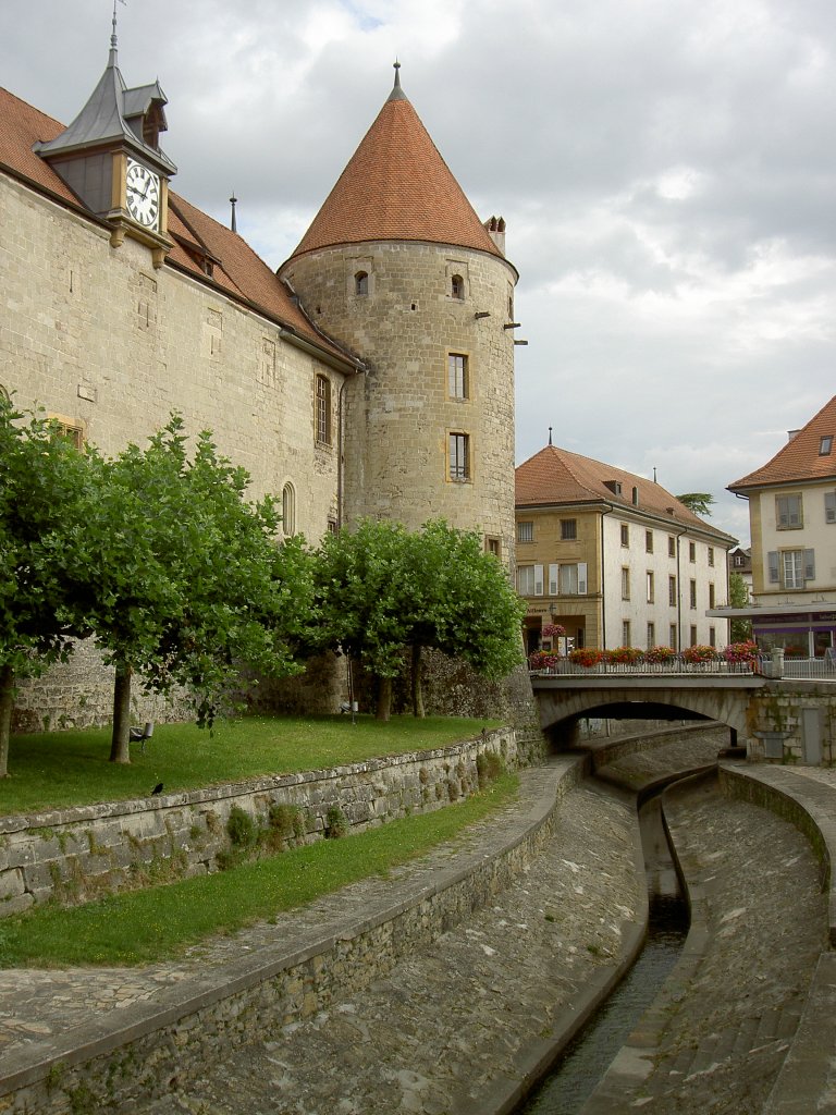 Yverdon, Turm und Burggraben, erbaut von 1260 bis 1270 von Peter II., heute Sitz 
des Musee d´Yverdon et Region (28.07.2012)