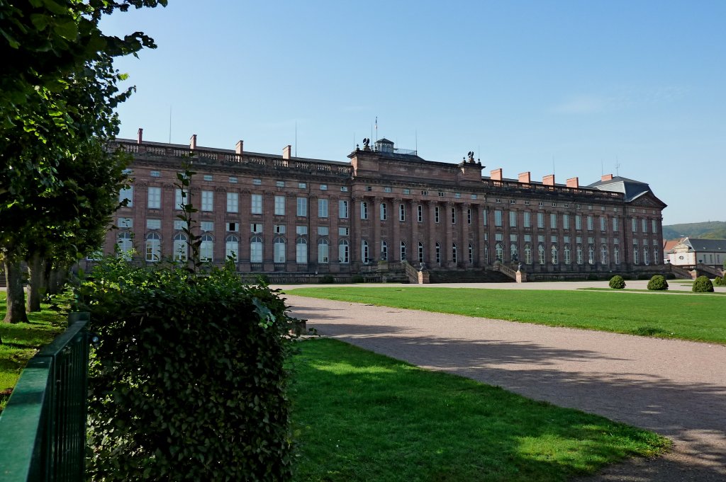 Zabern (Saverne)im Nordelsa, die Parkseite des Rohan-Schloes, mit 140m die lngste klassizistische Schlofassade in Frankreich, Okt.2012