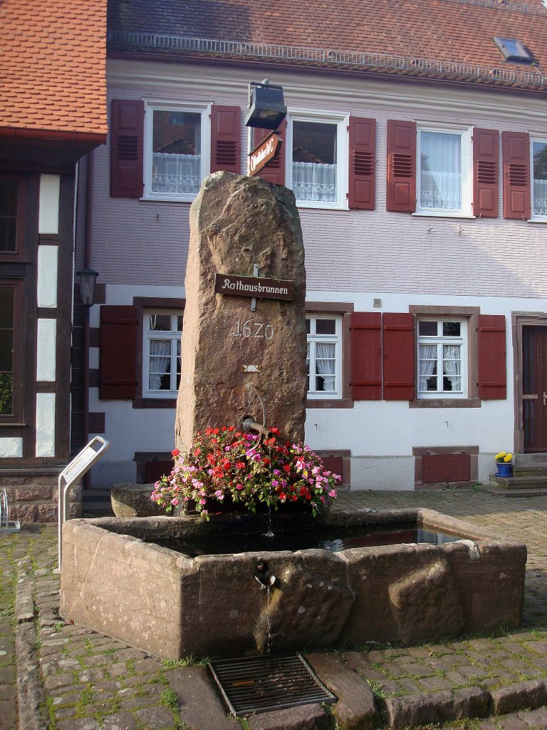 Zavelstein im Nordschwarzwald, der historische Rathausbrunnen, seit 1624 wird aus knapp zwei Kilometern das Wasser hierher geleitet, Okt.2010