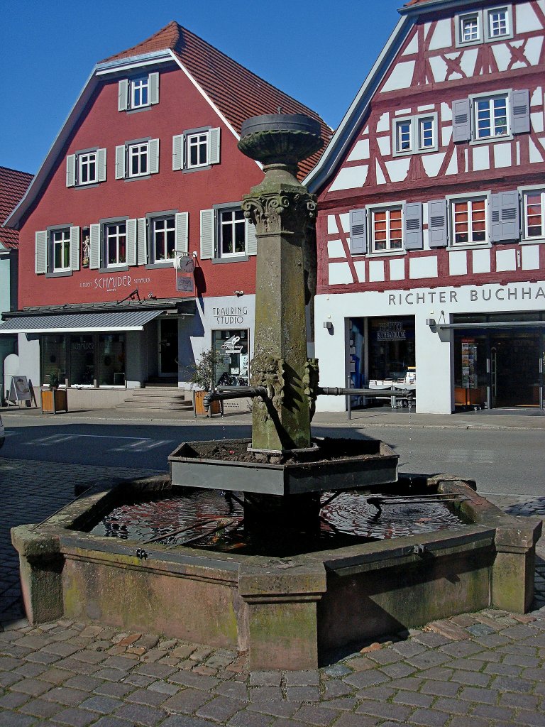 Zell am Harmersbach, der Brunnen am Rathaus, Okt.2010