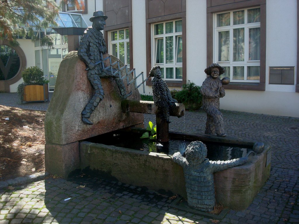 Zell am Harmersbach/Schwarzwald, der Narrenbrunnen 1971 gestaltet von Walter Haaf zeigt die typischen Figuren der Zeller Fasnacht, Okt.2010 