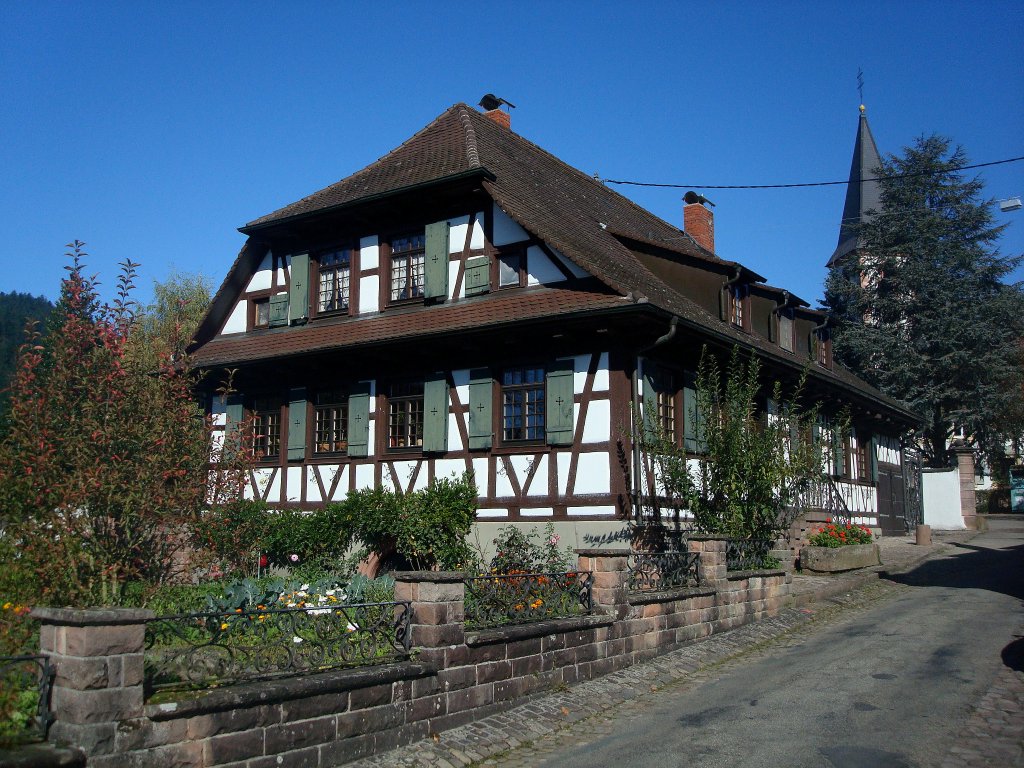 Zell am Harmersbach/Schwarzwald, Pfarrhof mit Stadkirche im Hintergrund, Okt.2010