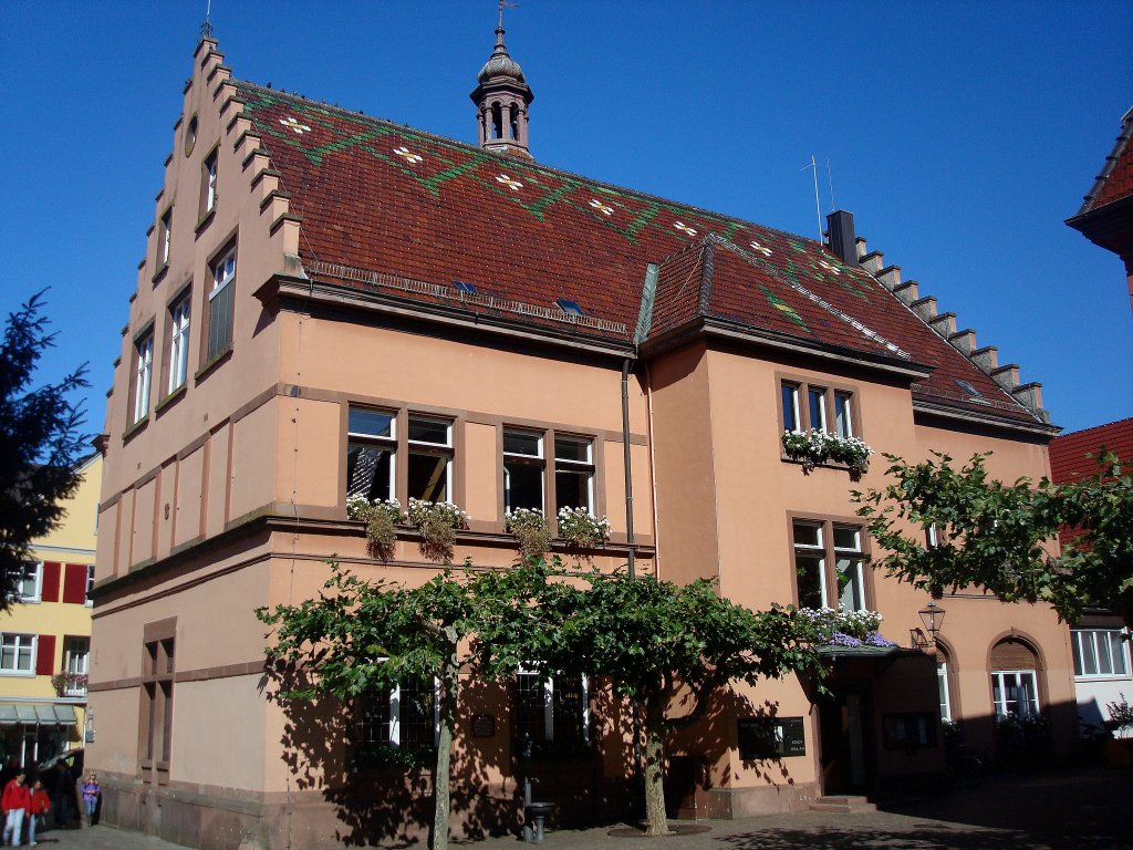 Zell am Harmersbach/Schwarzwald, das Rathaus von 1895 mit Stufengiebeln und glasierten Dachziegeln, Okt.2010