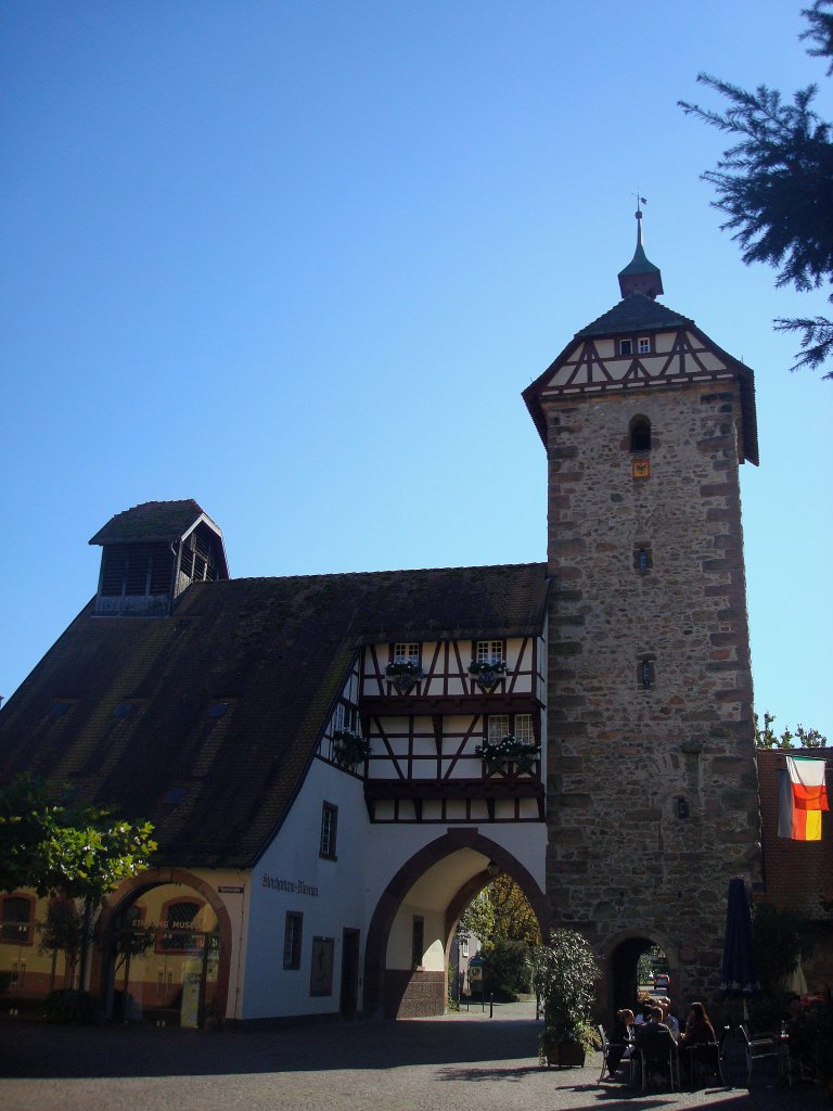 Zell am Harmersbach/Schwarzwald, der Storchenturm von 1330, stadtauswrts,
eines der schnsten mittelalterlichen Stadttore in Baden, Okt.2010