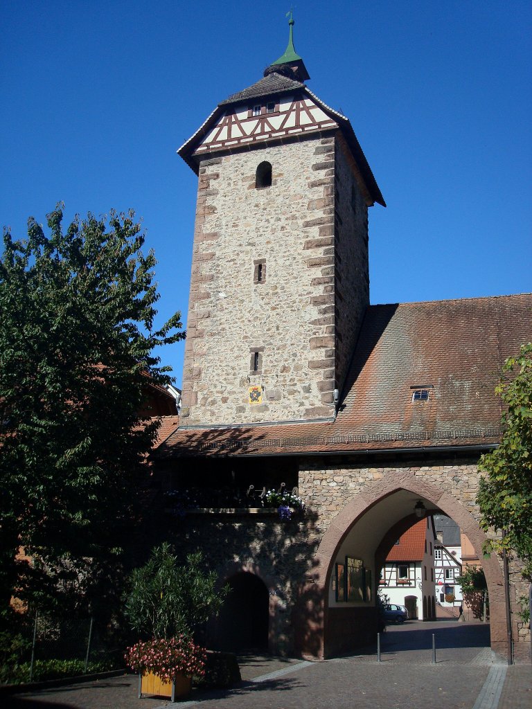 Zell am Harmersbach/Schwarzwald, der Storchenturm stadteinwrts, erbaut mit der Stadtmauer 1330, 25m hoch, Okt.2010