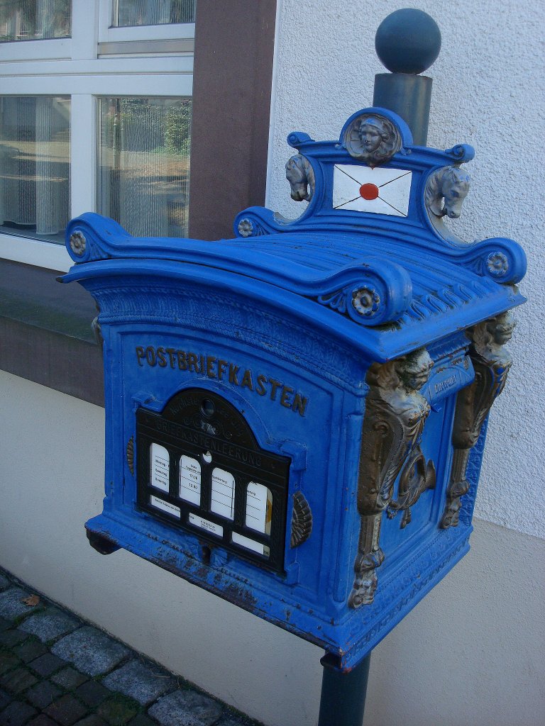 Zell am Harmersbach/Schwarzwald,
schner alter Briefkasten in blau, 
Okt.2010