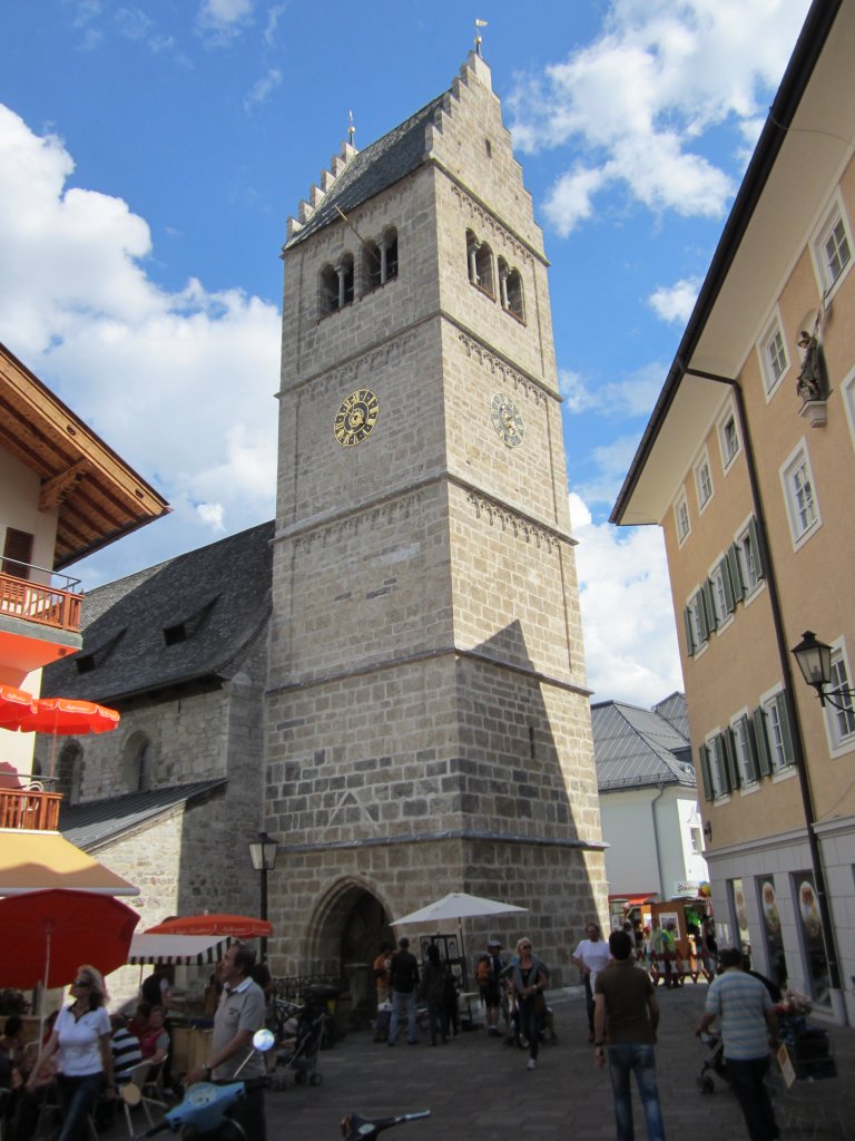 Zell am See, Pfarrkirche St. Hippolyt, erbaut bis 1217, Kirchturm Mitte des 15. Jahrhundert (08.06.2013)
