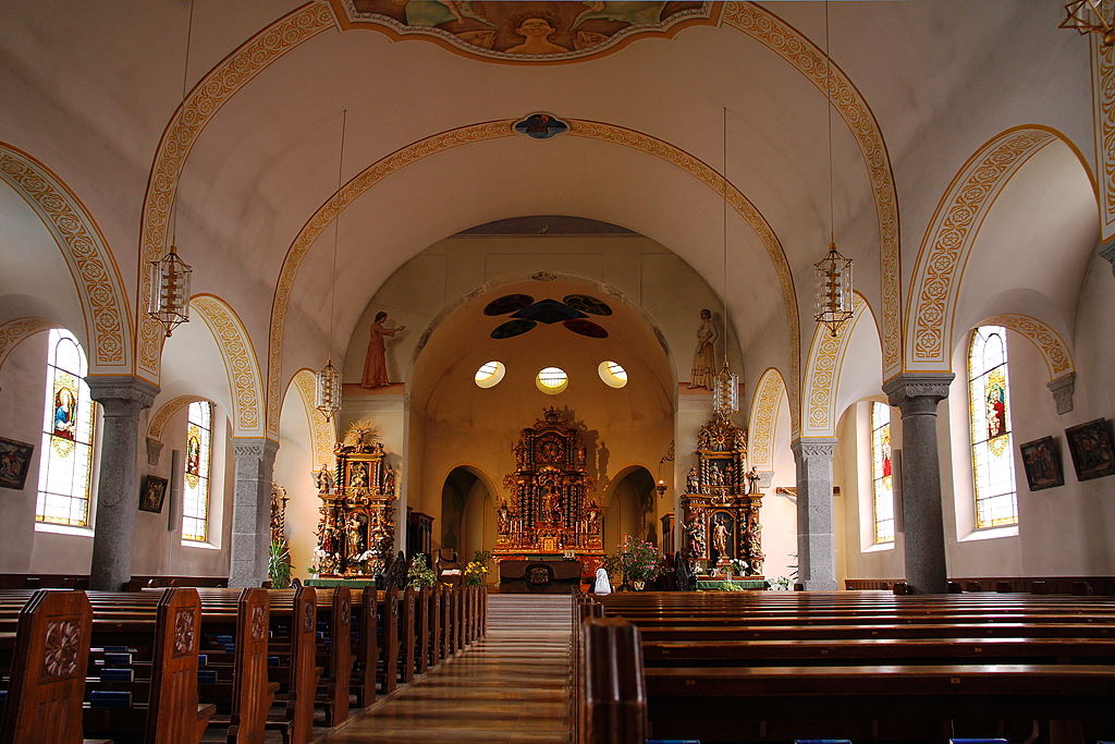 Zermatt, Pfarrkirche St. Mauritius. Mittelschiff mit Blick nach Osten und Chor. Bau hauptschlich von 1910-1913. Die Innenbemalung stammt von 1920. Aufnahme vom 13. Okt. 2011, 14:04