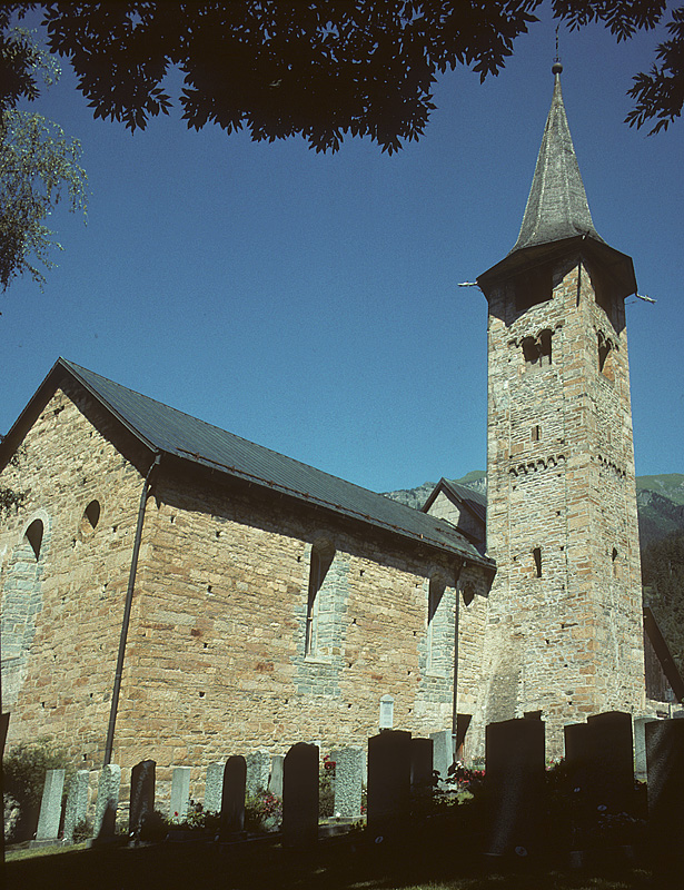 Zillis, ref. Kirche St. Martin. Um 840 erwhnt, Schiff und Sdturm um 1110 erbaut und erhalten, romanisch. Spitzhelm 1677 von Peter Zurr. Innen kann die lteste figrlich bemalte, fast vollstndig erhaltene Holzdecke der abendlndischen Kunst bewundert werden. Aufnahme von Juli 1994, HQ-Scan ab Dia. 