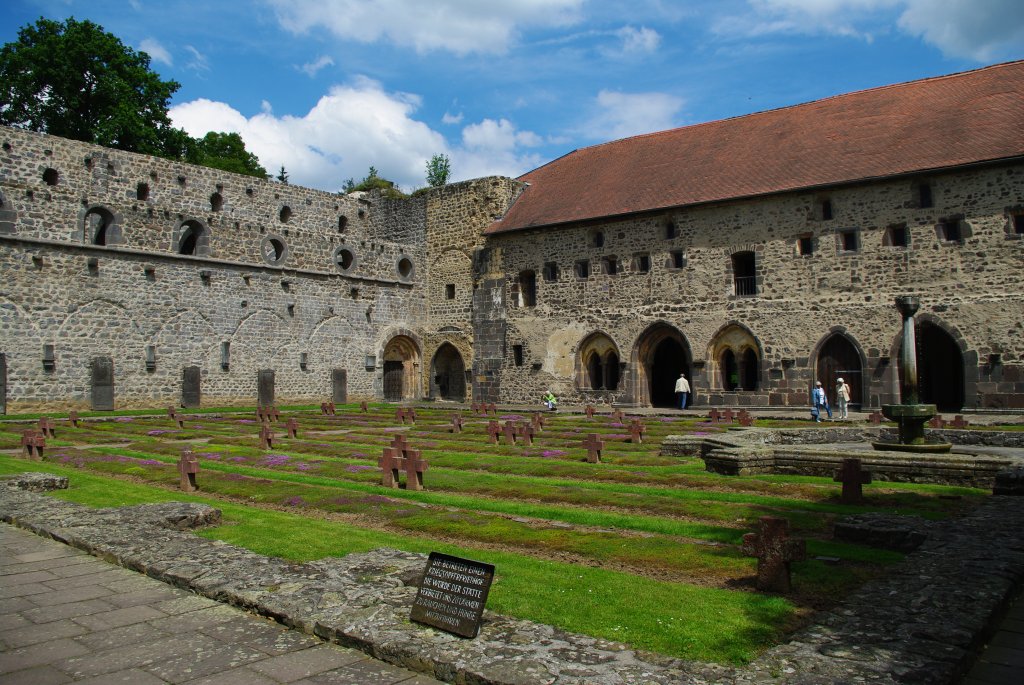 Zisterzienser Kloster Arnsburg, Kriegsopferfriedhof mit ehem. Kreuzgang und 
romanischer Ostbau, Kreis Gieen (31.05.2009)