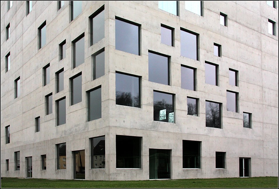 Zollverein-Schule  School of Management and Design : Interessant die Verteilung der Fenster, mal recht dicht beieinander, dann wiedern nur vereinzelt in den Wnden. 21.03.2010 (Matthias)