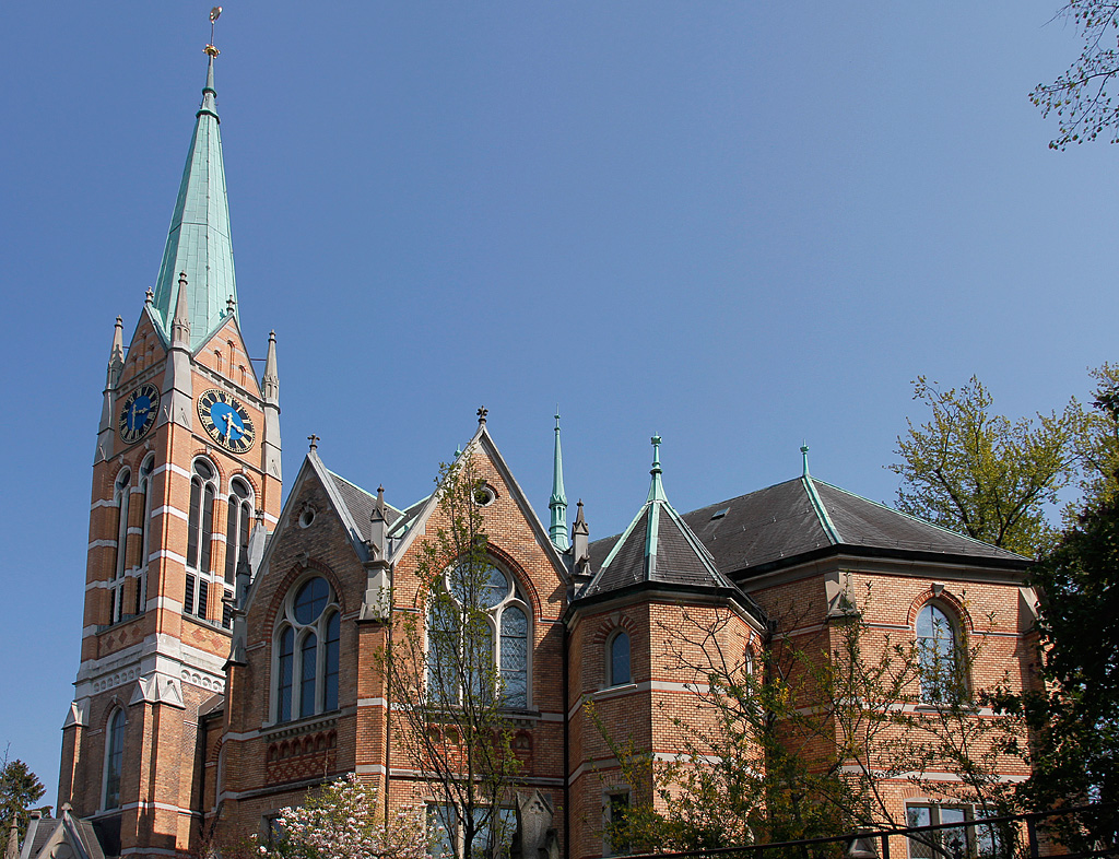 Zrich-Bhl, ref. Kirche, 1895-96 von Paul Reber. Zentralbau mit drei polygonalen Kreuzarmen und Flankenturm, vorgeblendete Backsteinfassade. Neugotik. Aufnahme in Richtung Osten, 24. April 2010, 15:31