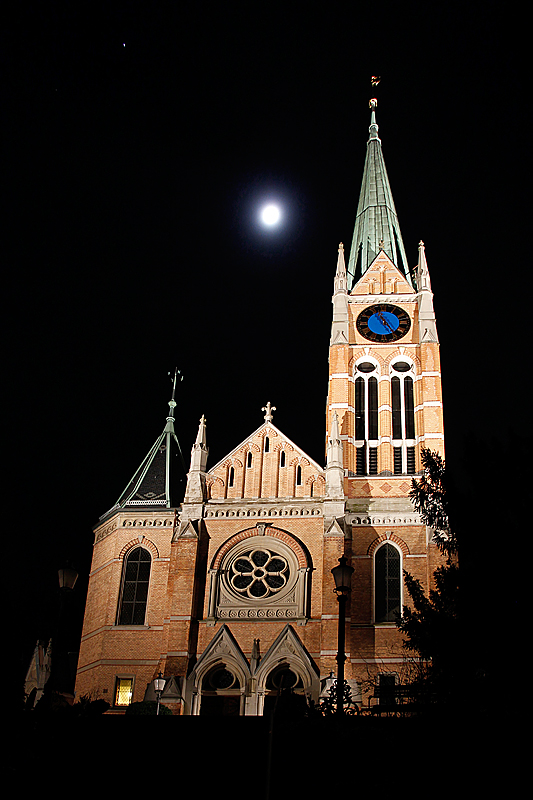 Zrich-Bhl, reformierte Kirche, 1895-96 von Paul Reber. Nordfassade mit Flankenturm. Neugotik. Nach dem Weihnachtsgottesdienst, Aufnahme in Richtung Sden mit Mond, 24. Dez. 2012, 23:25