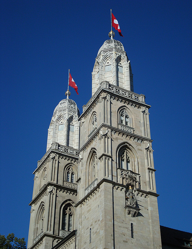 Zürich, Grossmünster. Beflaggt, da in der Schweiz am 01. Aug. Nationalfeiertag ist. Aufnahme vom 31. Juli 2010, 17:13