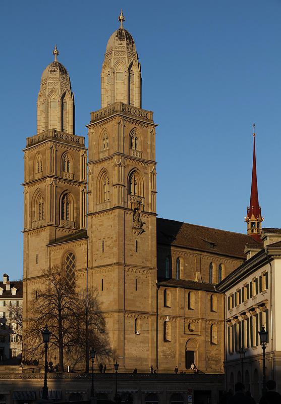 Zrich, Grossmnster, Westfassade sowie sdlicher Teil Langhaus mit Dachreiter. Die beiden Trme waren ab Ende 15. Jh. mit Nadelhelmen versehen, welche jedoch 1763 durch Brand zerstrt wurden. Heutige Turmhelme von 1786. Gesamthhe 62 m. Aufnahme von Sdwesten, 02. April 2010, 19:19