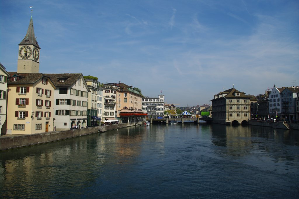 Zrich, Limmat, links der Turm der St. Peter Kirche, rechts das Rathaus (25.09.2011)