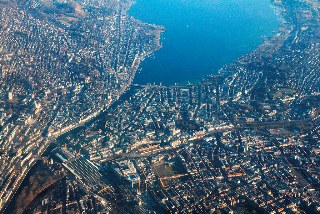 Zrich mit Stadtzentrum und Seebecken. Aufnahme aus dem Flugzeug am 29. Februar 2012, 16:42