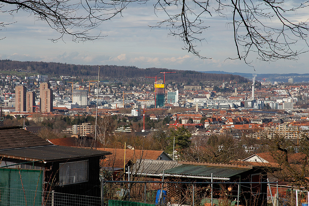 Zrich, Primetower (1/3, Bildmitte), mit momentan 105.5 m ab sofort das hchste Gebude der Schweiz. Links die Wohntrme der Hard (max. 92 m hoch, braun), Aufnahmestandort Panoramaweg, 29. Mrz 2010, 15:59