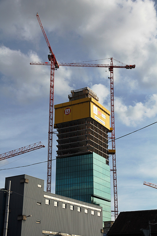 Zrich, Primetower (2/3), mit momentan 105.5 m ab sofort das hchste Gebude der Schweiz. Aufnahmestandort Pfingstweidstrasse, 05. April 2010, 18:08