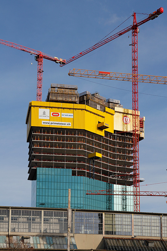 Zrich, Primetower (3/3), mit momentan 105.5 m ab sofort das hchste Gebude der Schweiz. Zur Zeit im Bau - nach Vollendung 126 m hoch. Aufnahmestandort Turbinenstrasse, 05. April 2010, 18:14