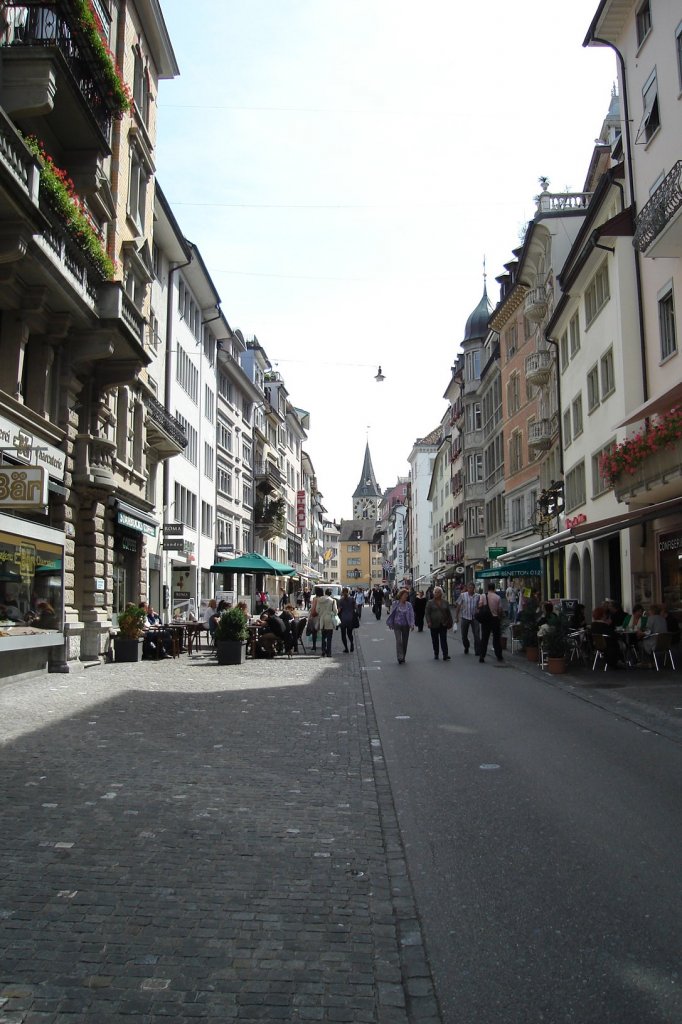 Zrich - Rennweg, Einkaufsstrae neben der berhmten Bahnhofstrae. Im Hintergrund ist die Peterskirche zu erkennen. 02.09.2010