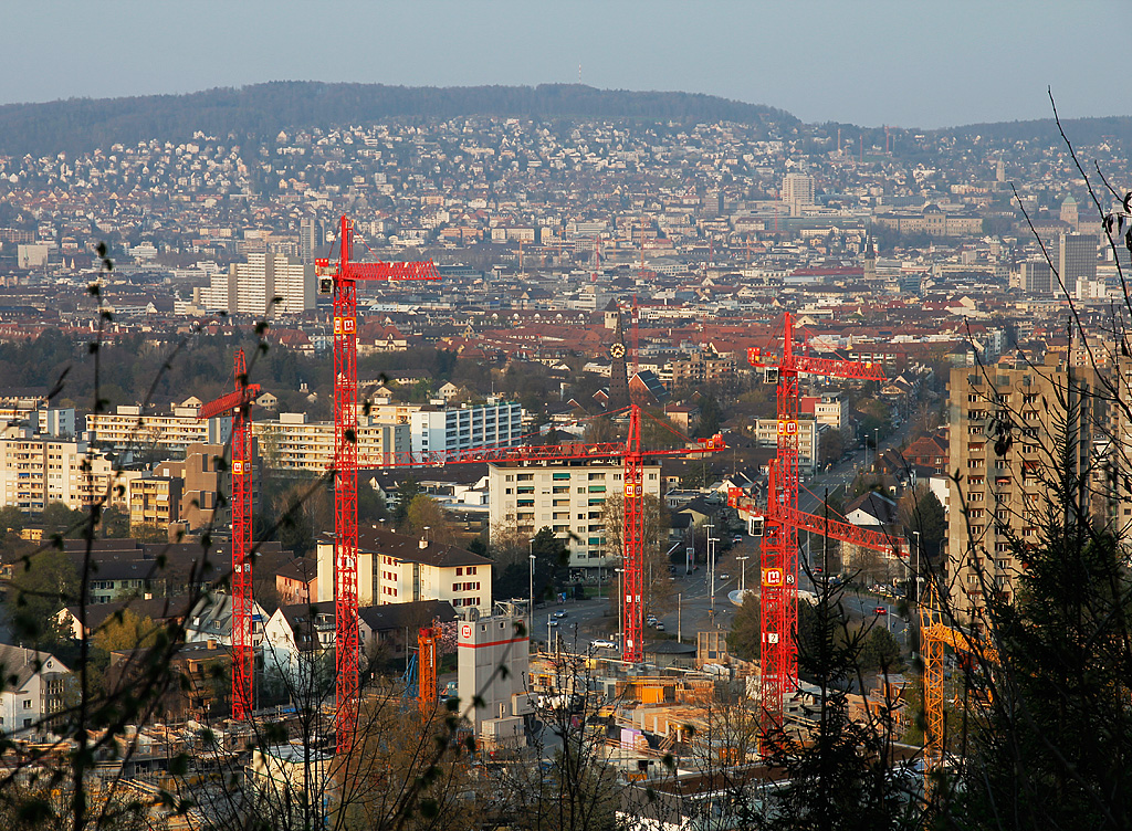 Zrich. Wie die Krne andeuten, entsteht im Triemli ein neues Quartier. Aufnahme mit Blick auf die Stadt und den Zrichberg, 17. April 2010, 19:21