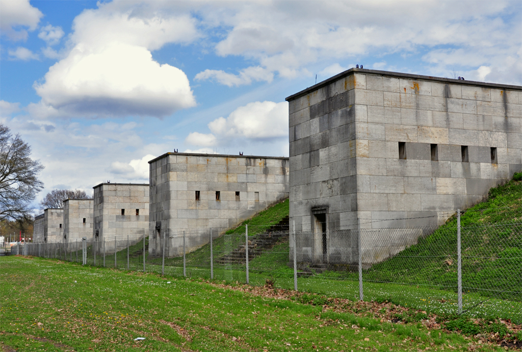 Zugnge zu den Tribnen am Zeppelinfeld in Nrnberg (sieht aus wie eine Bunkeranlage!) - 23.04.2012