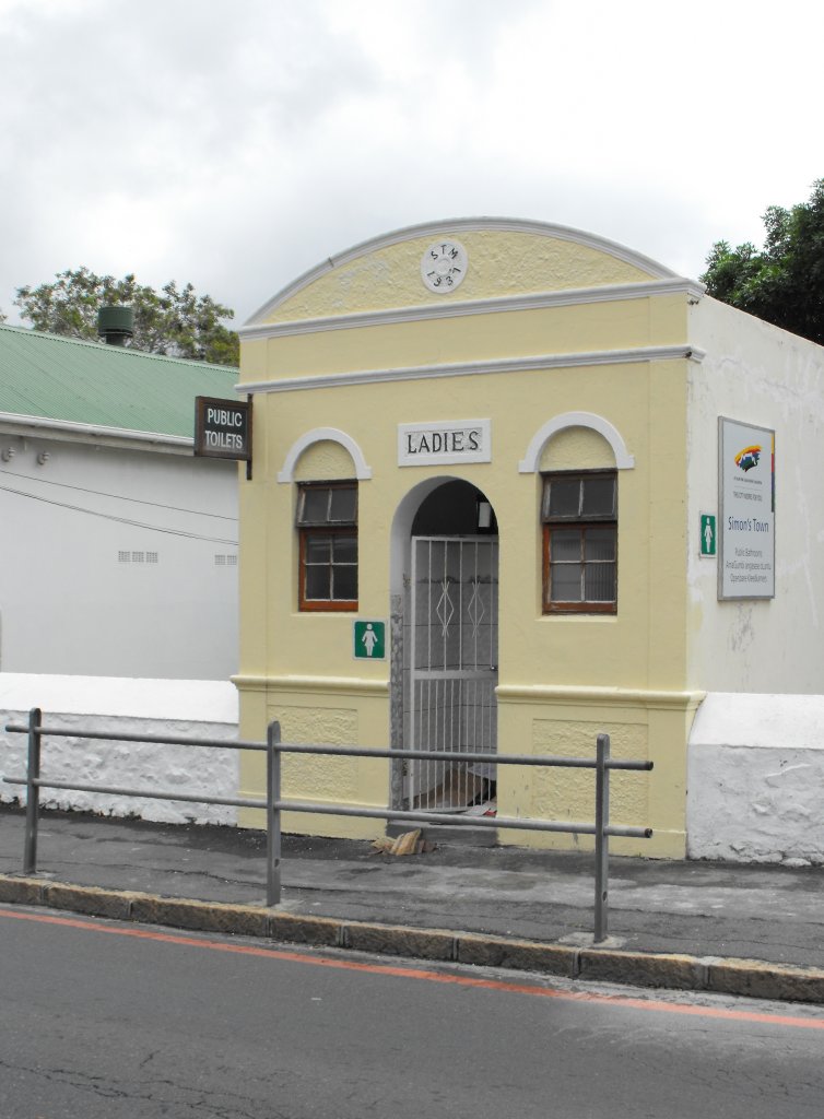 Zugang zu den oeffentlichne Toiletten an der St. Georges Street, klassisch verpackt. Simons Town, 20.11.2010
