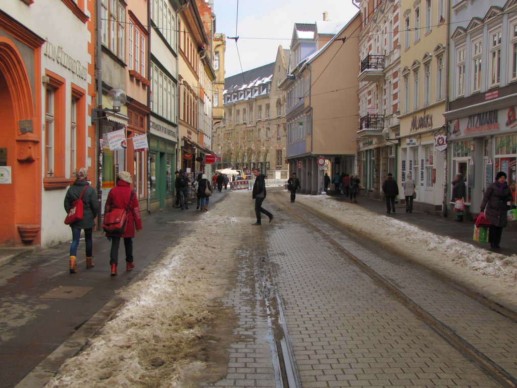 Zugeschneite Straenbahngleise in der Marktstrae in Erfurt. Durch die Bauarbeiten zwischen Fischmarkt und Anger, ist seit 11.03.2013 kein Straenbahnverkehr mehr zwischen Domplatz und Anger mglich.