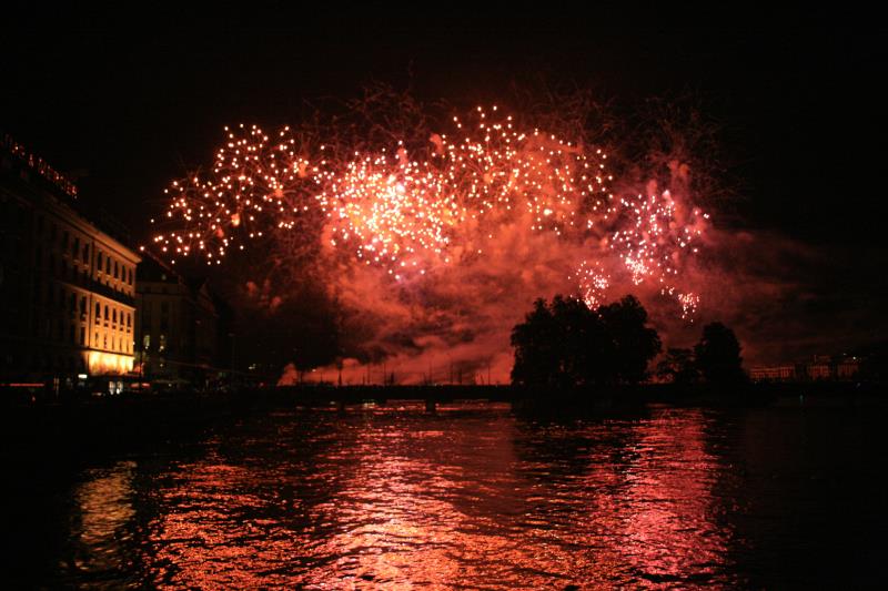 Zum Seefest am 13.08.2011 fand in Genf ein 70 mintiges Feuerwerk von drei Feuerwerkmeisten statt.