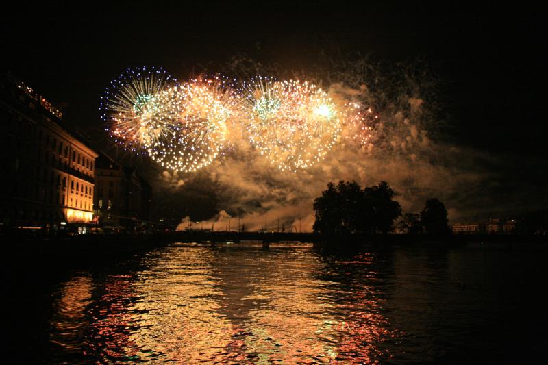 Zum Seefest am 13.08.2011 fand in Genf ein 70 mintiges Feuerwerk von drei Feuerwerkmeisten statt.