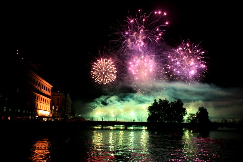 Zum Seefest am 13.08.2011 fand in Genf ein 70 mintiges Feuerwerk von drei Feuerwerkmeisten statt.