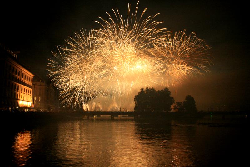 Zum Seefest am 13.08.2011 fand in Genf ein 70 mintiges Feuerwerk von drei Feuerwerkmeisten statt.