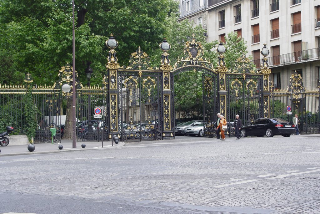 Zur Rue de Courcelles hin befindet sich einer der fnf Eingnge zum Parc Monceau. Den Abschlu bildet ein herrliches schmiedeeisernes Tor. (19.07.2009)