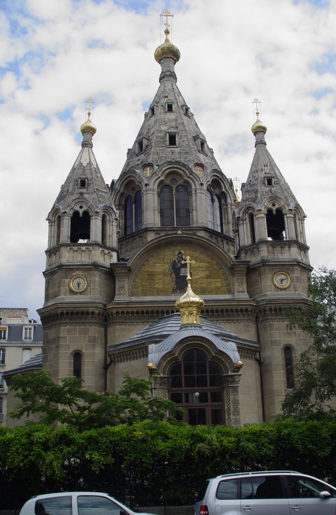 Zwei Architekten des russischen Zaren bauten in den Jahren 1859 - 1861 die orthodoxe Kirche zum Heiligen Alexander Nevski. 1918 heiratete in dieser Kirche Pablo Picasso seine erste Ehefrau, die russische Tnzerin Olga Stepanowa Chochlowa. (19.07.2009)