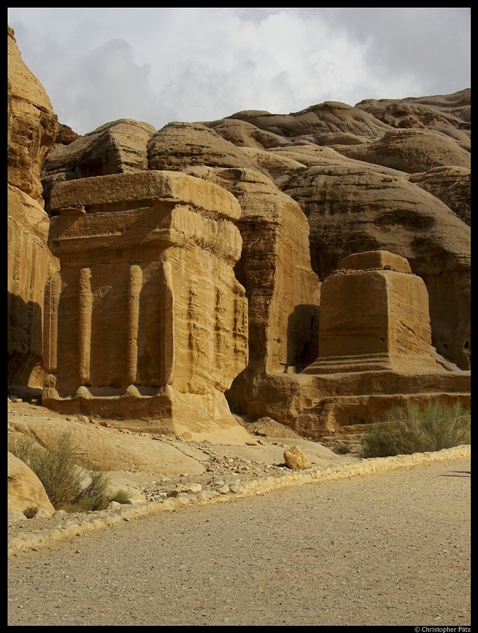 Zwei Dschinn-Blcke in Petra, aus dem Fels gehauene Grabtrme, in denen nach dem Glauben der Beduinen Geister wohnen. (25.11.2012)