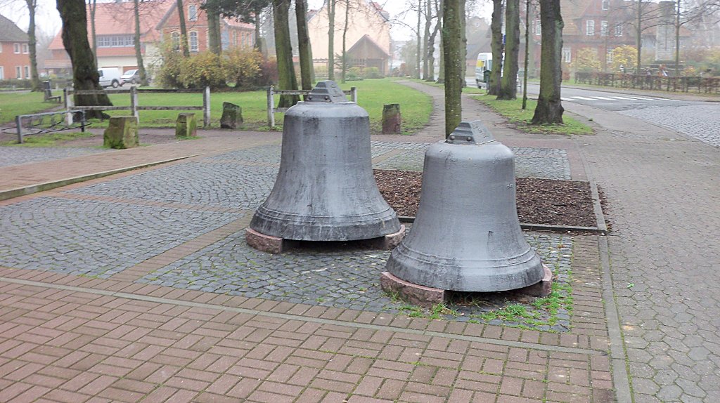 Zwei Klocken, der Mtthuskirche in Lehrte. Foto vom 21.11.10.