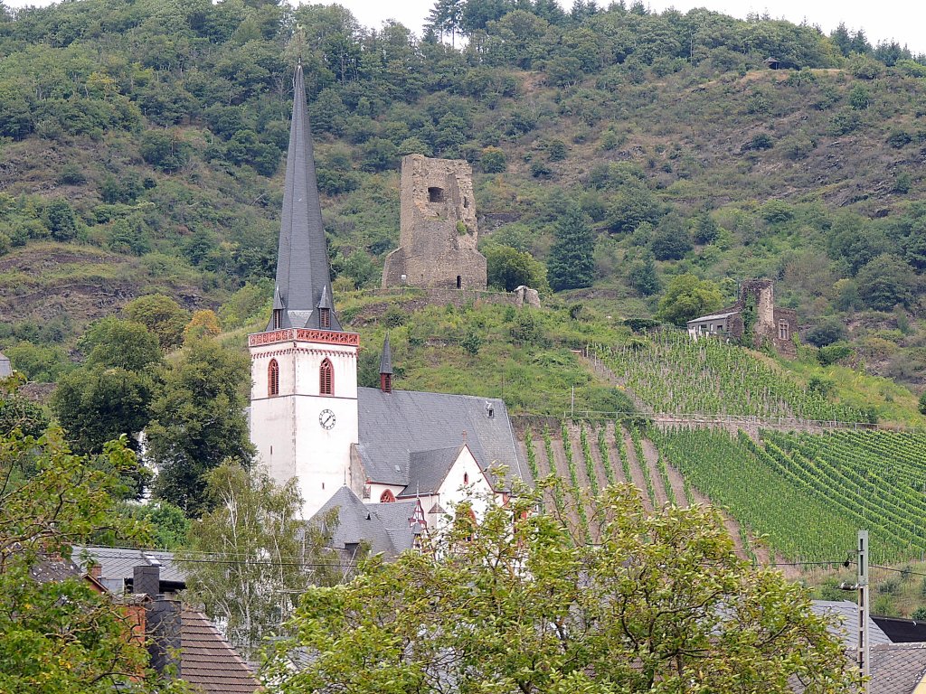 Zwei Kulturdenkmler von Klotten auf einen Streich; Katholische Pfarrkirche St. Maximin, und im Hintergrund Burg Coraidelstein; 120828