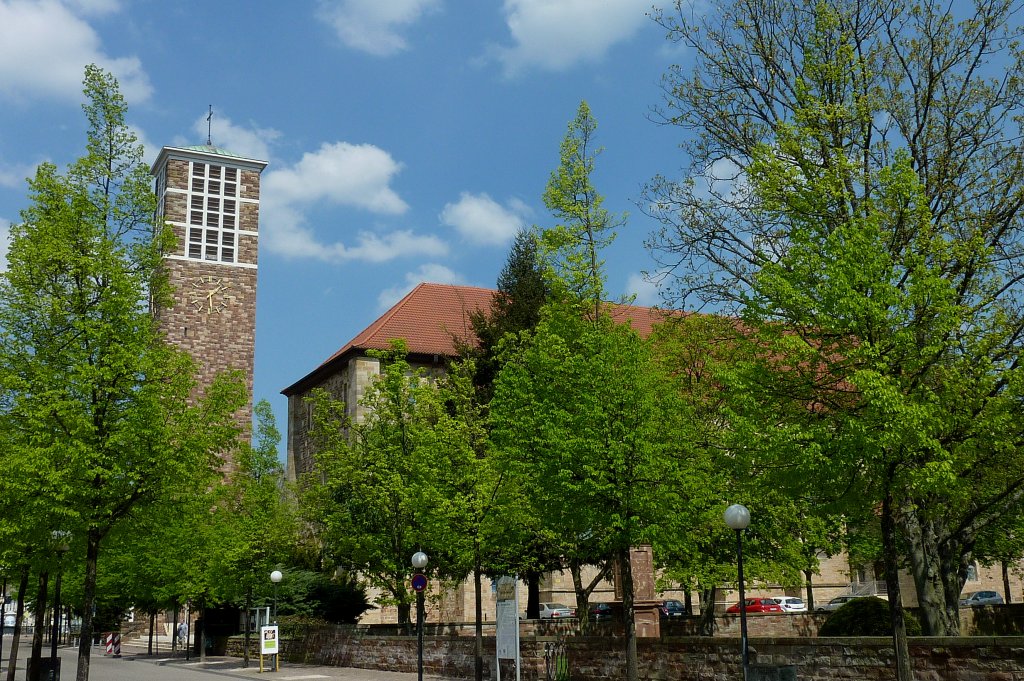 Zweibrcken in der Pfalz, die Heilig-Kreuz-Kirche ist die katholische Pfarrkirche der Stadt, die im II.Weltkrieg zerstrte Kirche wurde als flachgedeckter Wandpfeilerbau mit freistehendem Glockenturm 1950 eingeweiht, April 2011