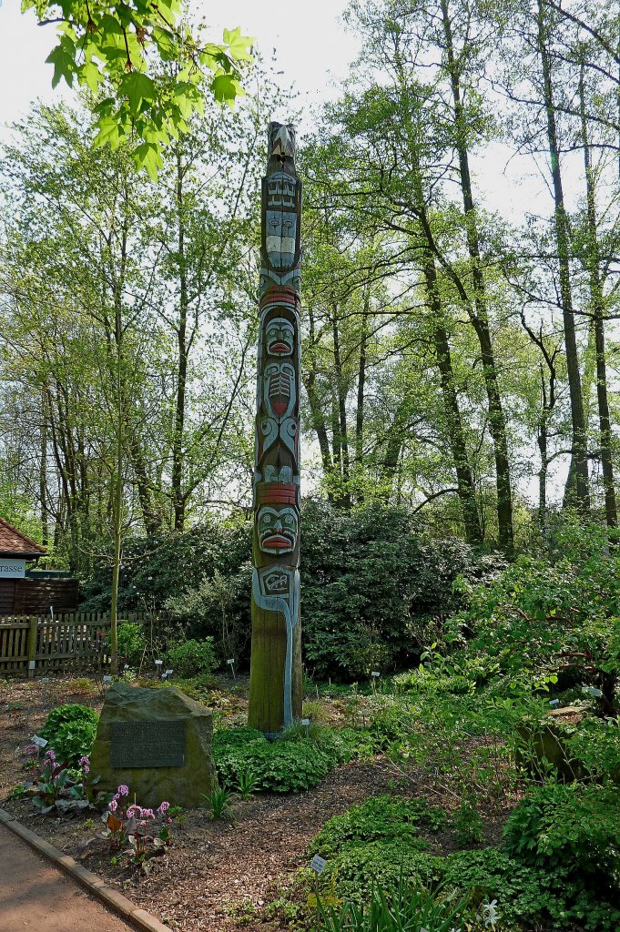 Zweibrcken in der Pfalz, im Rosengarten steht dieser Totempfahl der nordamerikanischen Indianer, ein Geschenk der kanadischen Soldaten, die hier von 1953-69 stationiert waren, April 2011