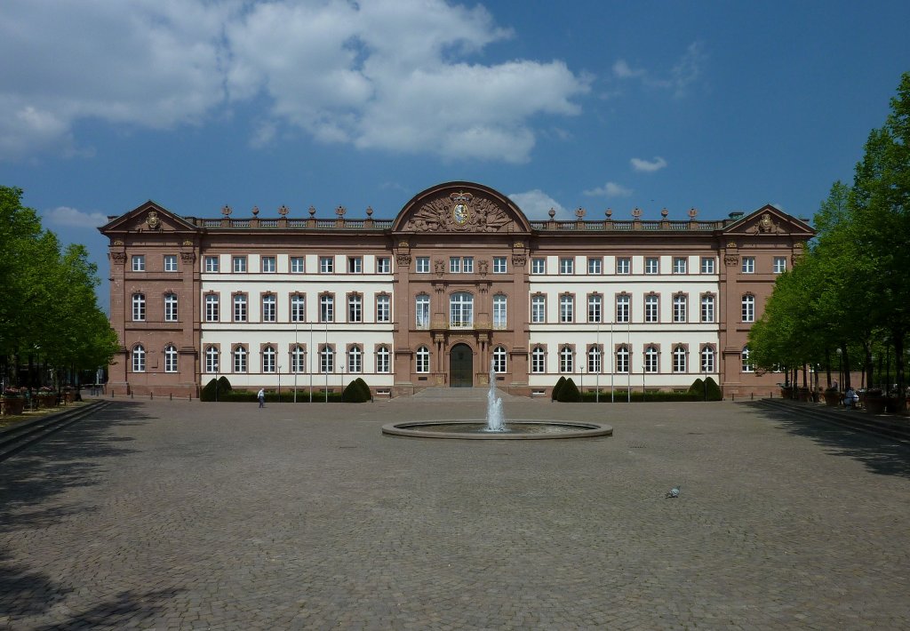 Zweibrcken in Rheinland-Pfalz, das barocke Herzogschlo von 1720-25 erbaut, nach Weltkriegszerstrung wieder aufgebaut, heute Sitz des Pflzische Oberlandesgerichtes, April 2011