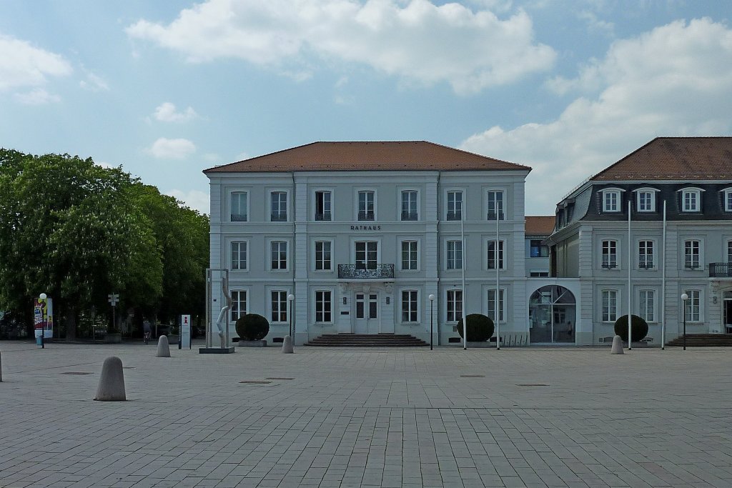 Zweibrcken in Rheinland-Pfalz, das Rathaus gehrt zu den Barockbauten der Herzogvorstadt, die 1762-72 errichtet wurde, April 2011