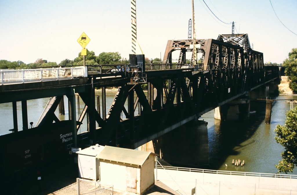 Zweistckige Drehbrcke (oben Strae, unten Eisenbahn) ber den Sacramento River in Sacramento (CA) am 22. August 1988.