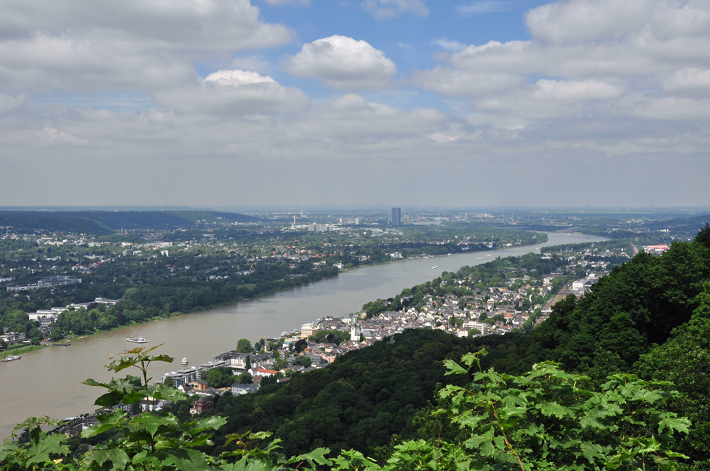 Zweiter Ausblick beim Abstieg vom Drachenfels, in Richtung Nord-Westen. Der Telekom-Tower als markanter Punkt in Bonn erkennbar. 13.06.2010
 