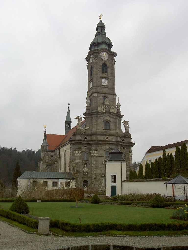 Zwettl, Stiftskirche Maria Himmelfahrt, Westportal, erbaut ab 1722 (20.04.2013)