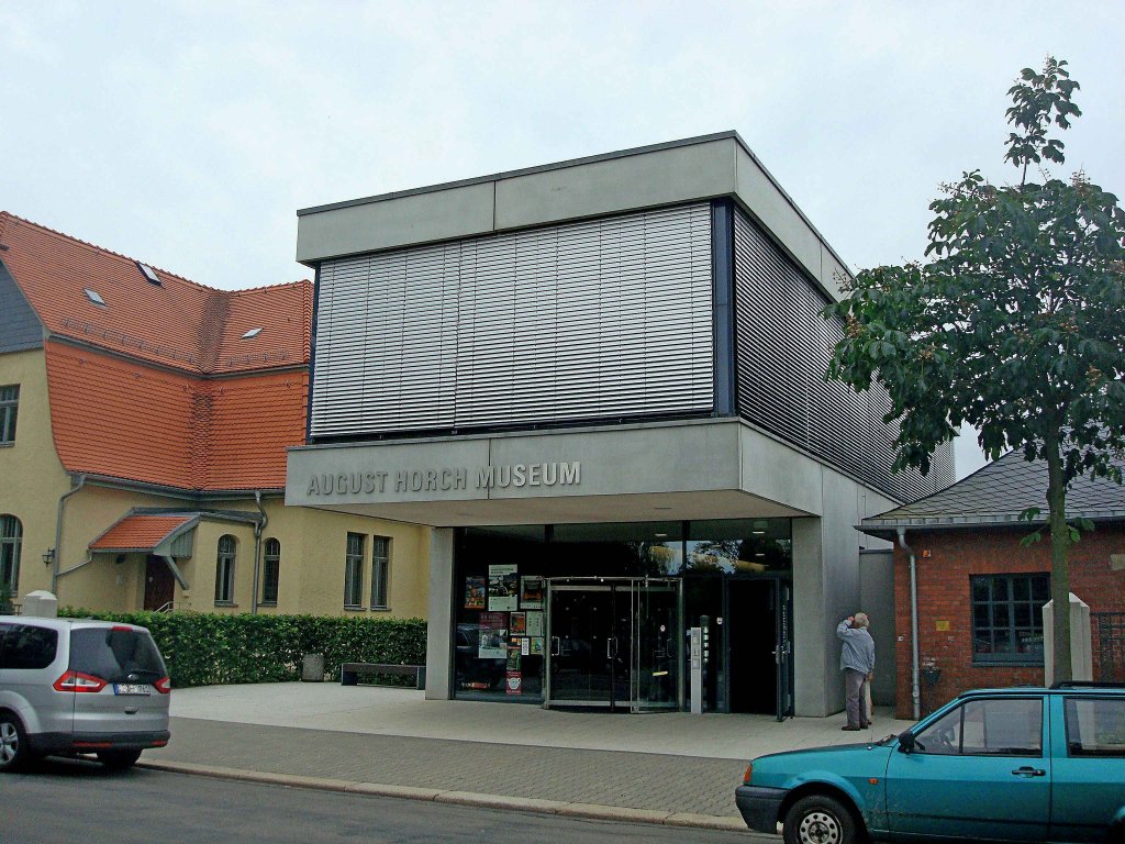 Zwickau, das August-Horch-Museum steht am Standort des alten Audi-Werkes in der Stadt, wurde 2004 erffnet, ber 70 Oldtimer, dazu Motoren, Werkzeuge und Einzelstcke, anspruchsvoll prsentiert lohnen einen Besuch, Juni 2010