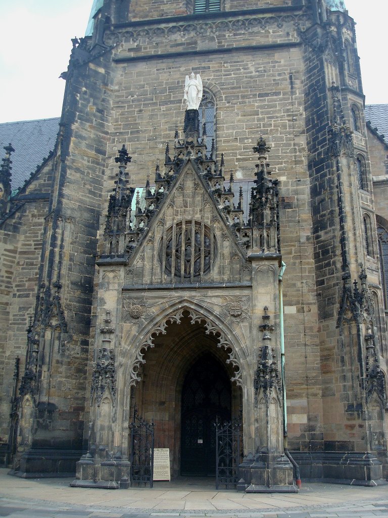 Zwickau, der Haupteingang durch den Turm zum sptgotischen Dom St.Marien, Juni 2010