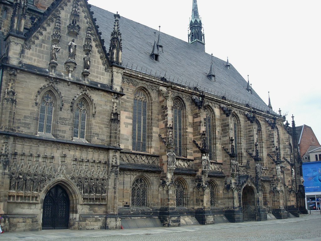 Zwickau, die Sdseite des Doms St.Marien mit dem Hochtzeitstor(links) und der Figurengruppe der  Trichten Jungfrauen , 1453-63 erfolgte der Umbau der ehemaligen romanischen Saalkirche zur dreischiffigen Hallenkirche im sptgotischen Stil, Juni 2010