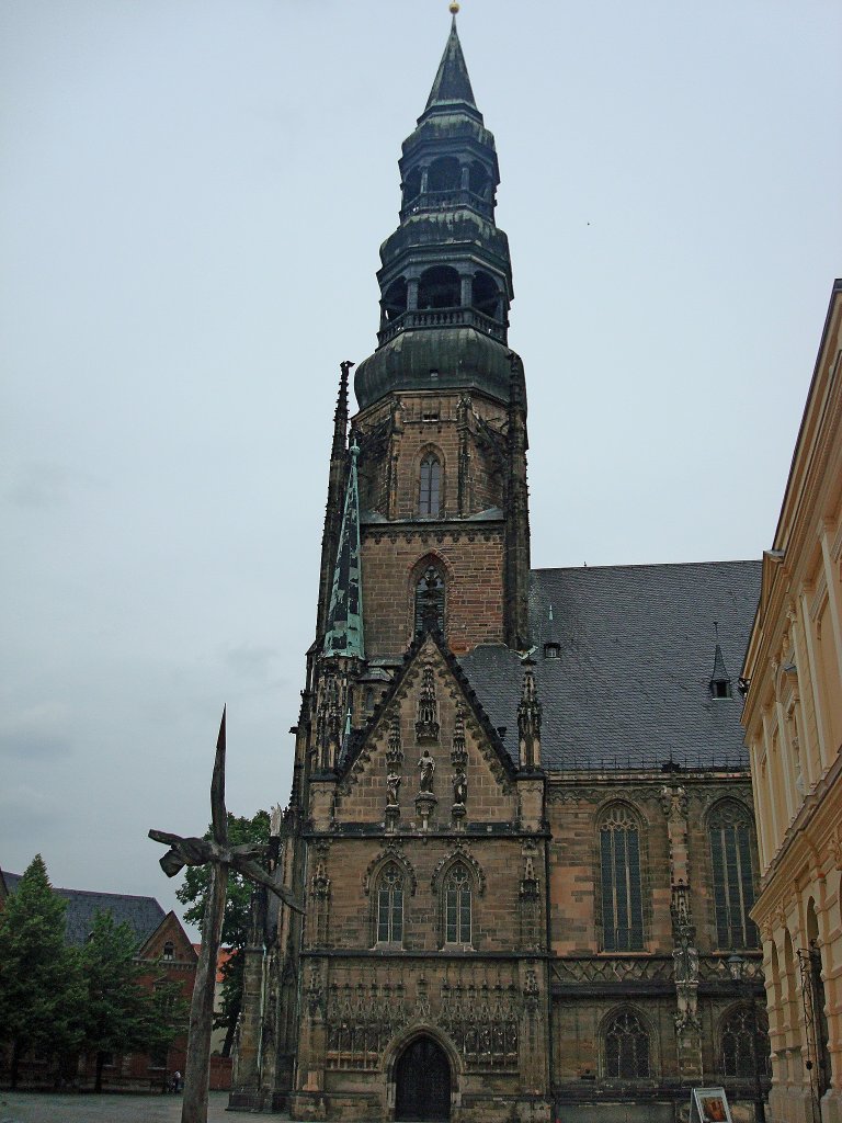 Zwickau, St.Marien, die grte Kirche der Stadt ist seit 1935 Dom, der 87m hohe Barockturm stammt von 1672, Juni 2010 